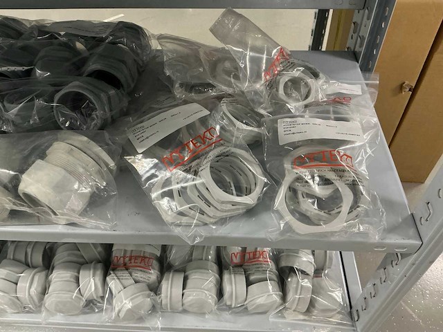 Partij diverse kunstof moeren/wurgwartels/reduceerringen/etc - afbeelding 9 van  30