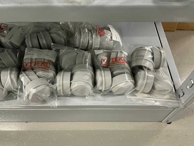 Partij diverse kunstof moeren/wurgwartels/reduceerringen/etc - afbeelding 10 van  30