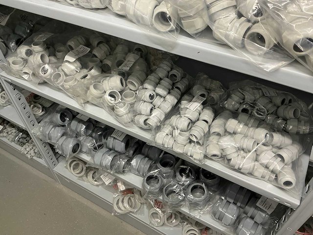 Partij diverse kunstof moeren/wurgwartels/reduceerringen/etc - afbeelding 12 van  30