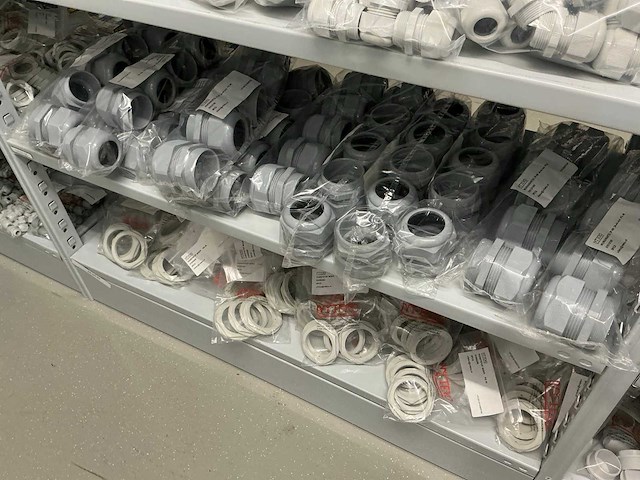 Partij diverse kunstof moeren/wurgwartels/reduceerringen/etc - afbeelding 13 van  30