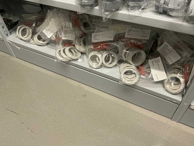 Partij diverse kunstof moeren/wurgwartels/reduceerringen/etc - afbeelding 14 van  30