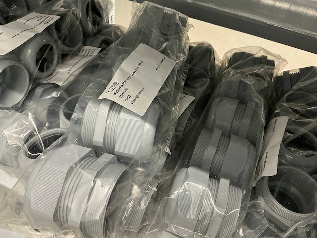 Partij diverse kunstof moeren/wurgwartels/reduceerringen/etc - afbeelding 16 van  30