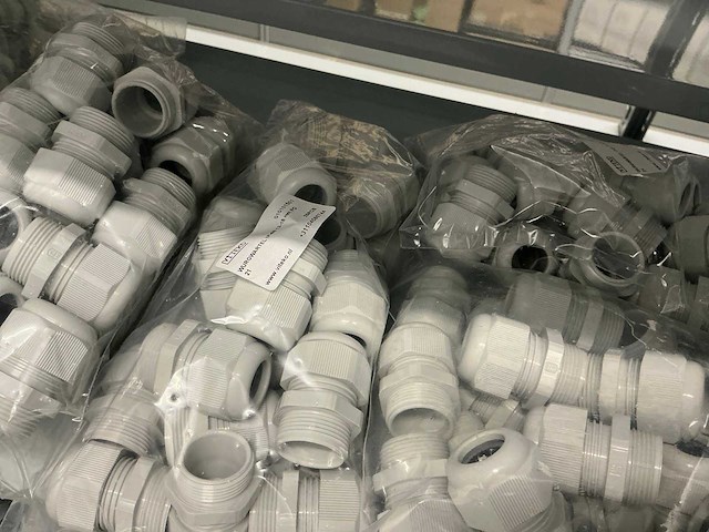 Partij diverse kunstof moeren/wurgwartels/reduceerringen/etc - afbeelding 17 van  30