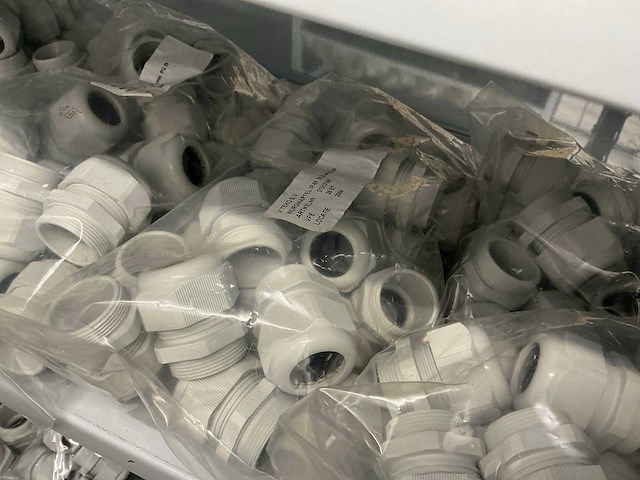 Partij diverse kunstof moeren/wurgwartels/reduceerringen/etc - afbeelding 18 van  30