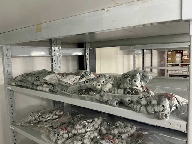 Partij diverse kunstof moeren/wurgwartels/reduceerringen/etc - afbeelding 19 van  30