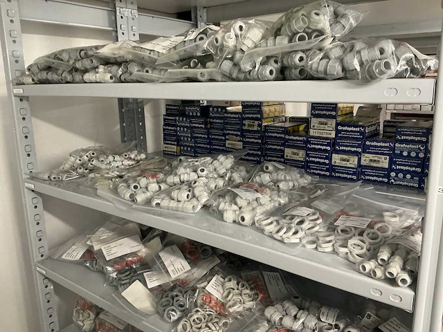 Partij diverse kunstof moeren/wurgwartels/reduceerringen/etc - afbeelding 20 van  30