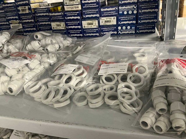 Partij diverse kunstof moeren/wurgwartels/reduceerringen/etc - afbeelding 21 van  30