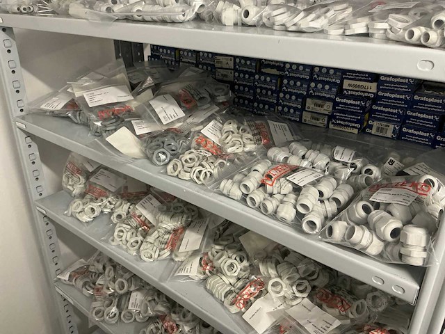 Partij diverse kunstof moeren/wurgwartels/reduceerringen/etc - afbeelding 22 van  30