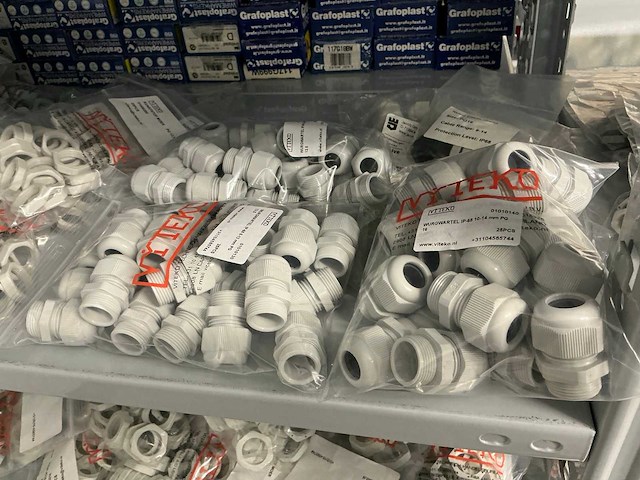 Partij diverse kunstof moeren/wurgwartels/reduceerringen/etc - afbeelding 23 van  30