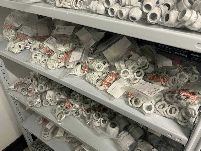 Partij diverse kunstof moeren/wurgwartels/reduceerringen/etc - afbeelding 24 van  30