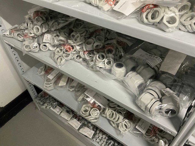 Partij diverse kunstof moeren/wurgwartels/reduceerringen/etc - afbeelding 25 van  30