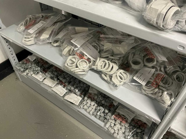 Partij diverse kunstof moeren/wurgwartels/reduceerringen/etc - afbeelding 26 van  30