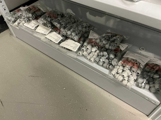 Partij diverse kunstof moeren/wurgwartels/reduceerringen/etc - afbeelding 27 van  30