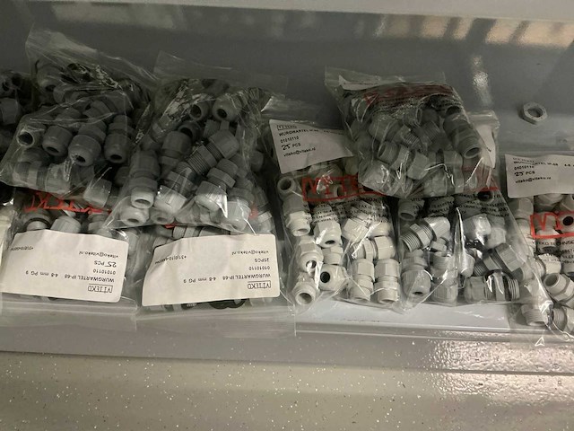 Partij diverse kunstof moeren/wurgwartels/reduceerringen/etc - afbeelding 28 van  30