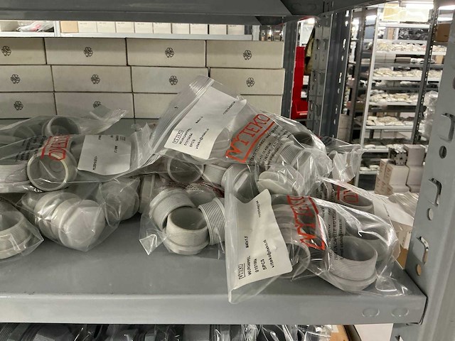 Partij diverse kunstof moeren/wurgwartels/reduceerringen/etc - afbeelding 29 van  30