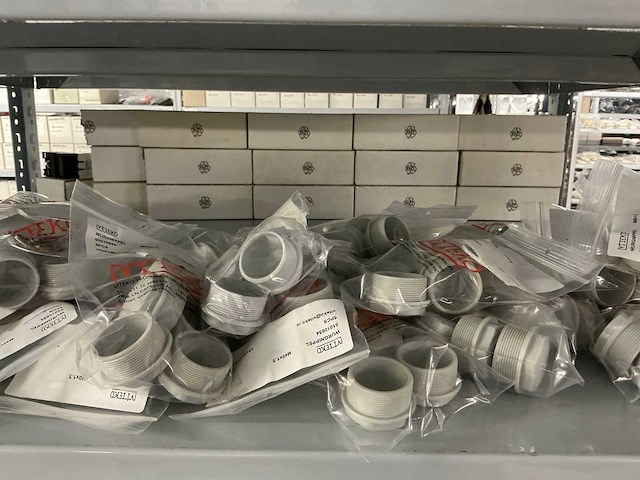 Partij diverse kunstof moeren/wurgwartels/reduceerringen/etc - afbeelding 30 van  30