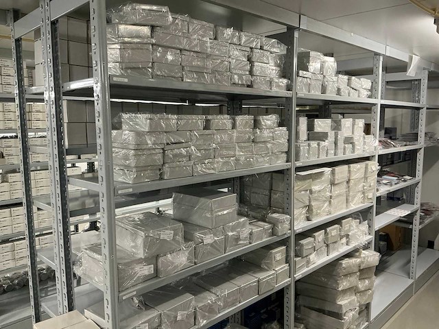 Partij diverse kunststof kasten (339x) - afbeelding 1 van  29