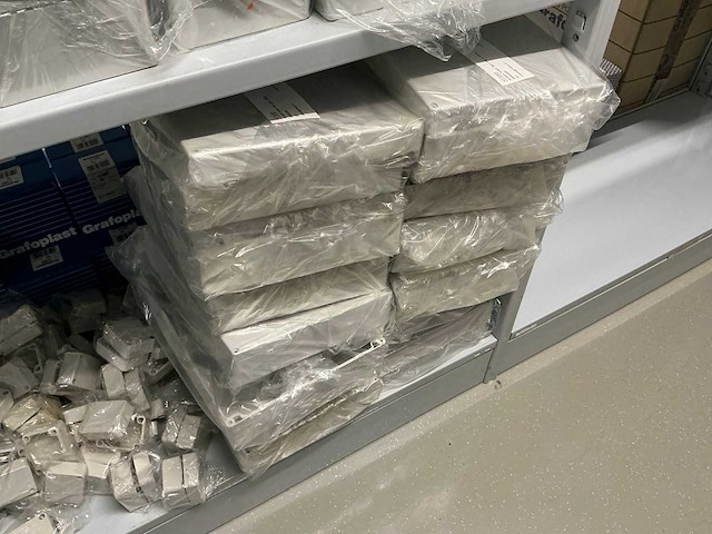 Partij diverse kunststof kasten (339x) - afbeelding 21 van  29