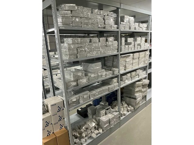 Partij diverse kunststof kasten (339x) - afbeelding 12 van  29