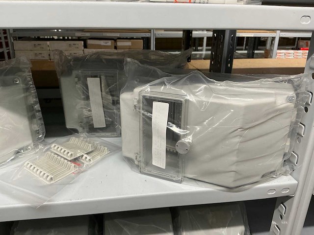 Partij diverse kunststof kasten (41x) - afbeelding 2 van  23