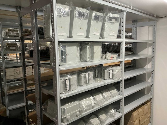 Partij diverse kunststof kasten (41x) - afbeelding 1 van  23