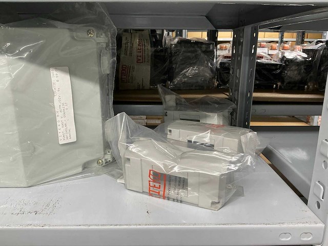 Partij diverse kunststof kasten (41x) - afbeelding 19 van  23