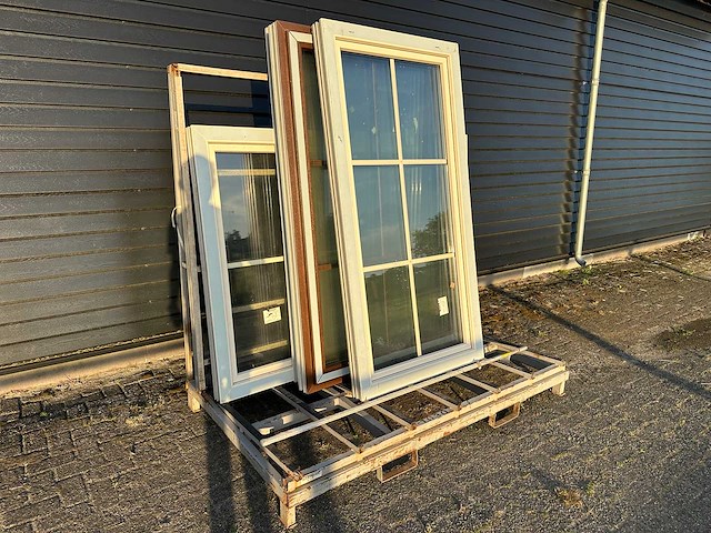 Partij diverse kunststof kozijnen met dubbel glas – 5 stuks - afbeelding 1 van  5