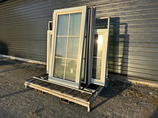 Partij diverse kunststof kozijnen met dubbel glas – 5 stuks - afbeelding 2 van  5