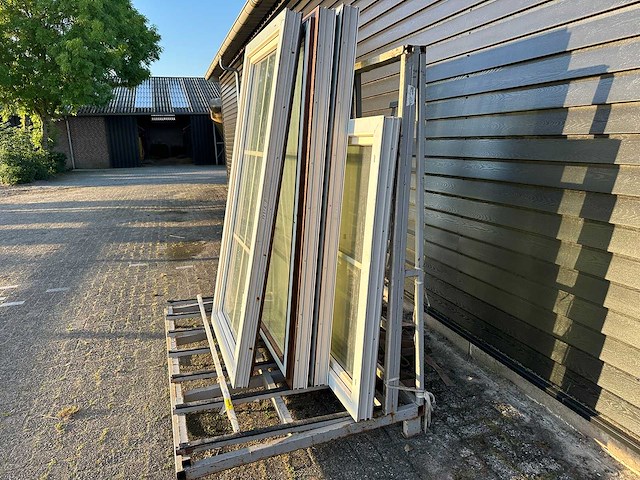 Partij diverse kunststof kozijnen met dubbel glas – 5 stuks - afbeelding 4 van  5