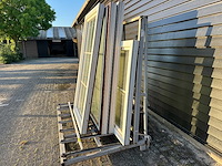 Partij diverse kunststof kozijnen met dubbel glas – 5 stuks - afbeelding 4 van  5