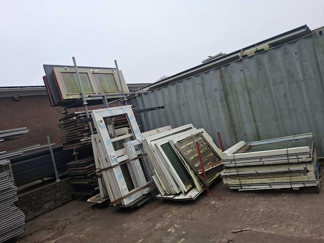 Partij diverse kunststof kozijnen - afbeelding 1 van  3