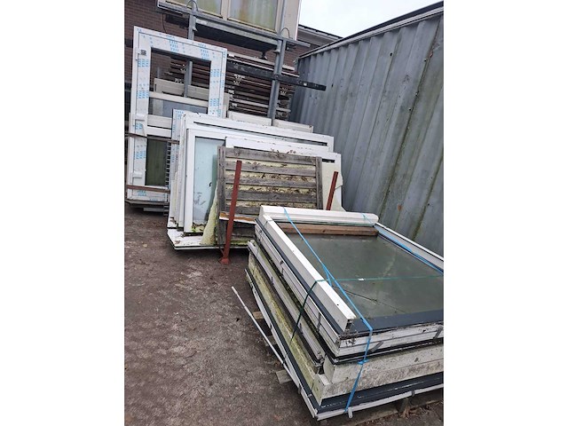 Partij diverse kunststof kozijnen - afbeelding 3 van  3