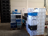 Partij diverse kunststof opberg bakken