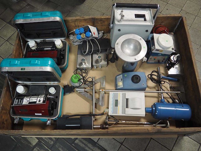 Partij diverse laboratorium apparatuur - afbeelding 1 van  5