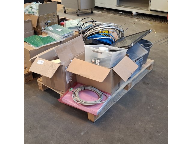 Partij diverse laboratorium benodigdheden - afbeelding 1 van  16