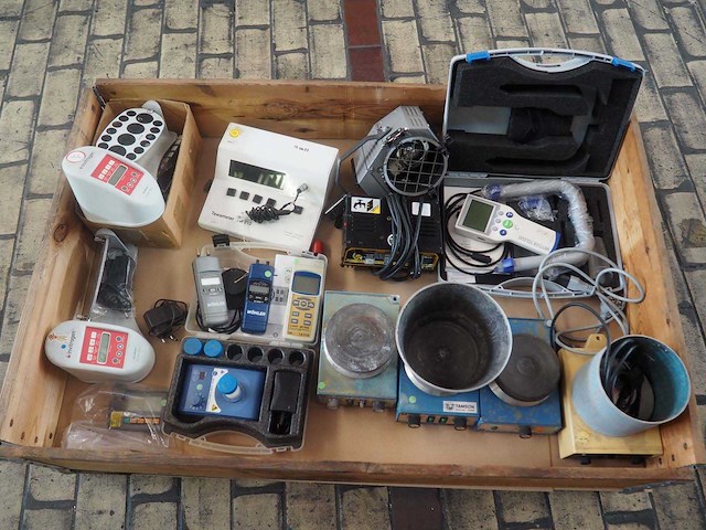 Partij diverse laboratorium tools en apparatuur - afbeelding 1 van  6