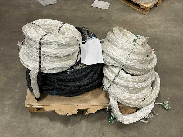 Partij diverse landvasten en dyneema touw beroepsvaart - afbeelding 1 van  4