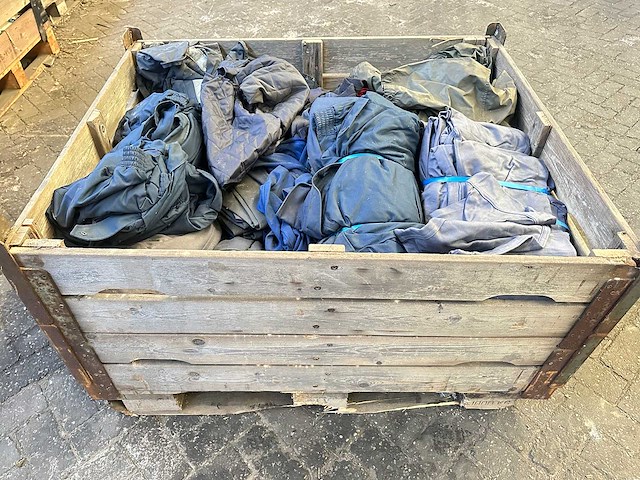 Partij diverse legerkleding - afbeelding 1 van  3