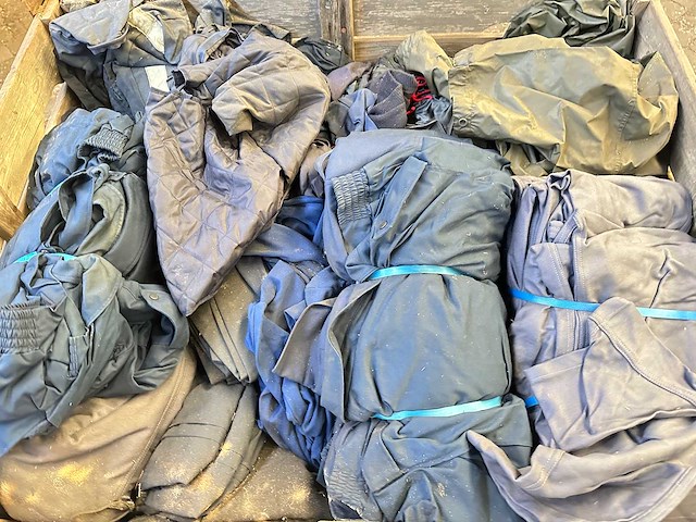 Partij diverse legerkleding - afbeelding 2 van  3