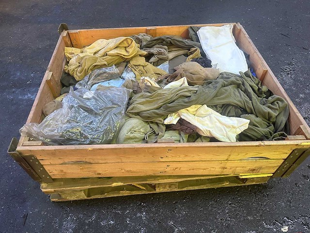 Partij diverse legerkleding - afbeelding 1 van  3