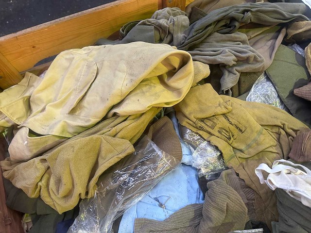 Partij diverse legerkleding - afbeelding 2 van  3