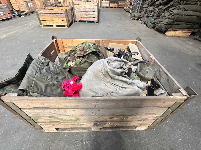 Partij diverse legerkleding - afbeelding 1 van  5