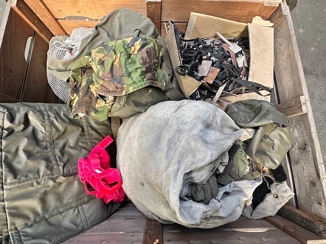 Partij diverse legerkleding - afbeelding 2 van  5