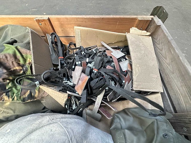 Partij diverse legerkleding - afbeelding 4 van  5