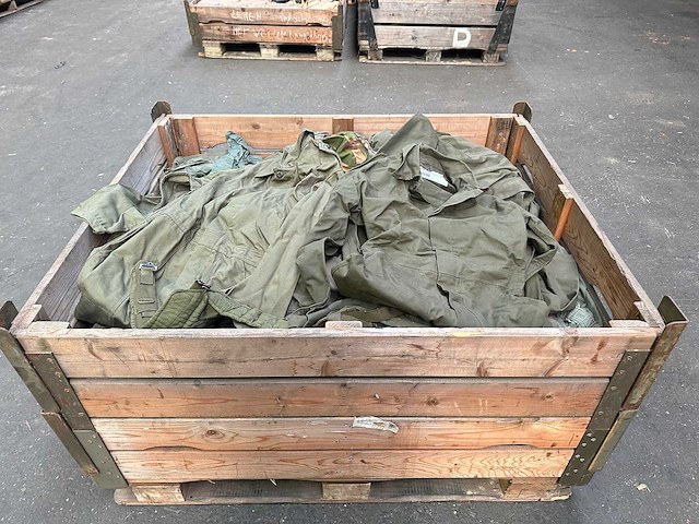 Partij diverse legerkleding - afbeelding 1 van  5