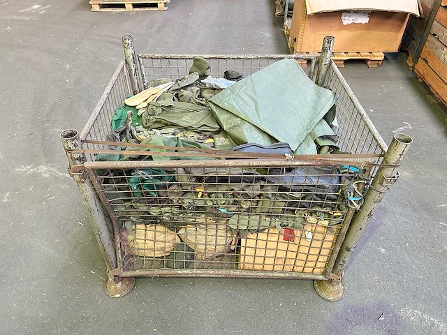 Partij diverse legerkleding - afbeelding 1 van  5