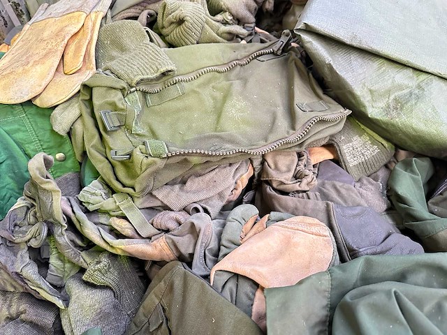 Partij diverse legerkleding - afbeelding 2 van  5