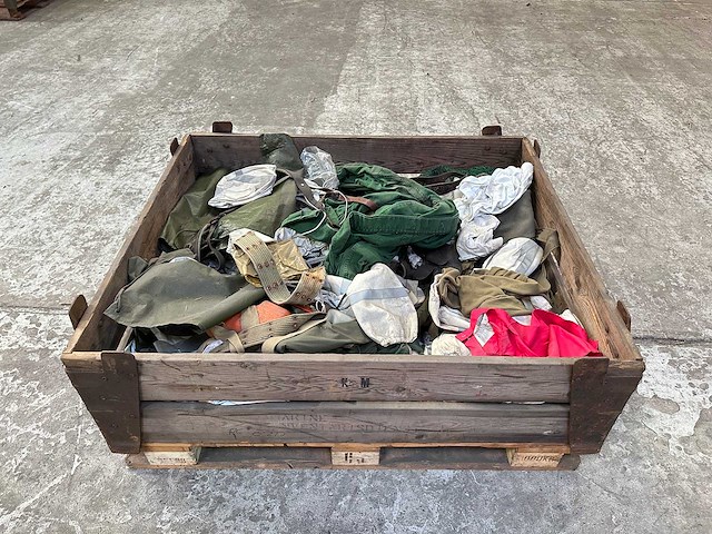 Partij diverse legerkleding - afbeelding 1 van  2