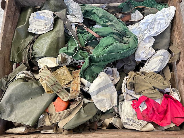 Partij diverse legerkleding - afbeelding 2 van  2