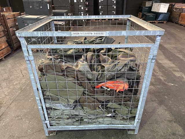 Partij diverse legerkleding - afbeelding 1 van  3